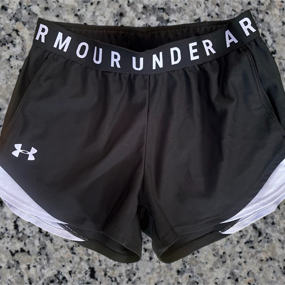 Under Armour Women's Black and light Purple Shorts size x-small (xs)